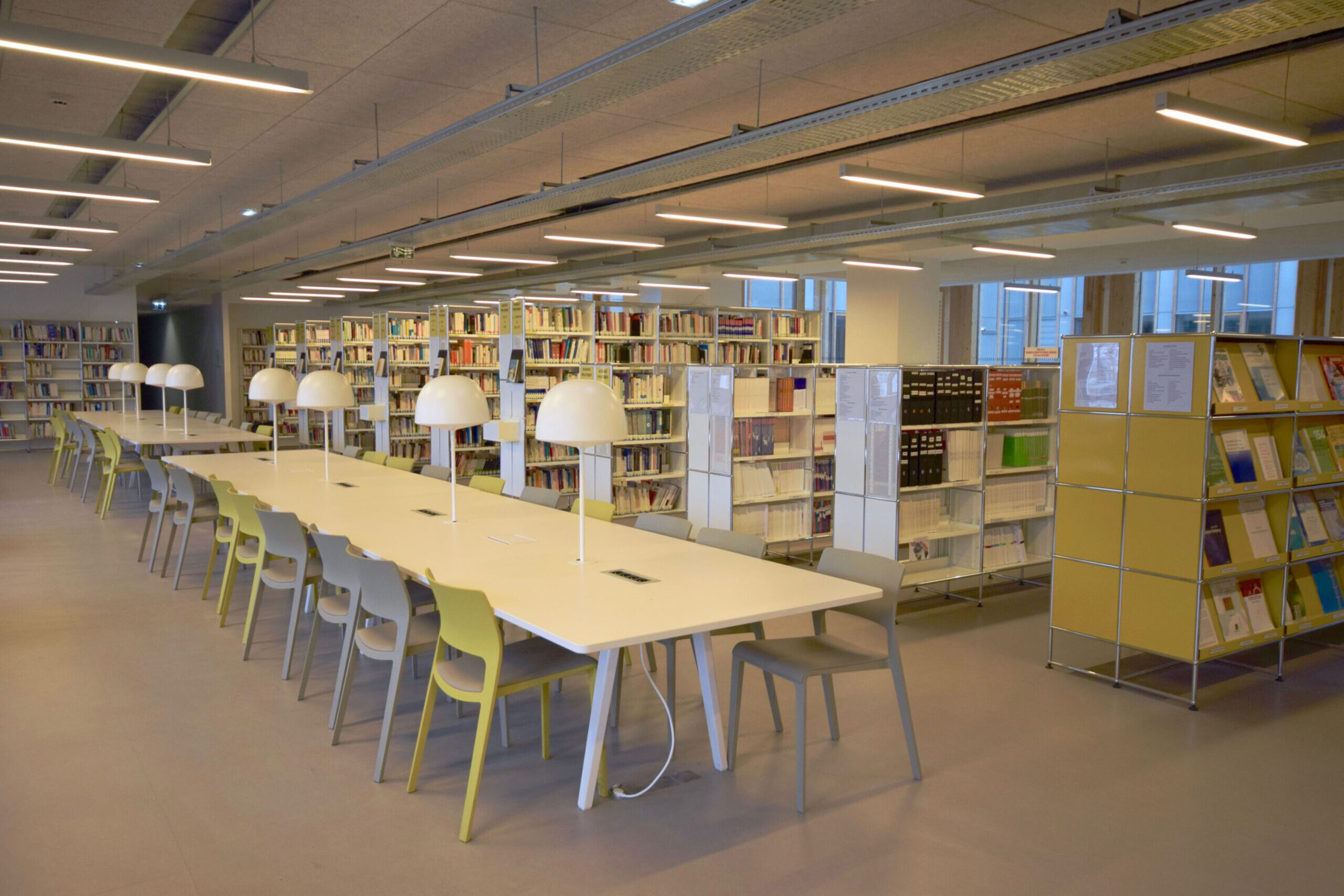 aménagement universitaire, salles de classe actuelles, espaces collaboratifs, ergonomie dans l’éducation, technologie éducative.